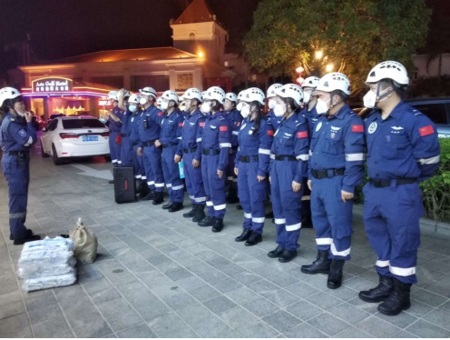 Ji hevûdu re bibin alîkar û bi hev re bixebitin da ku li dijî serhildanê şer bikin: Bailikind maskeyên neştergerî yên yekcar û destikên nitrile ji Xiamen re diyarî kir.